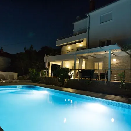 Apartmán Charming Modern House With The New Swimming Pool - Maya 1